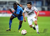 Fussball 1. Bundesliga : Peniel Mlapa (li, TSG 1899 Hoffenheim) gegen Danijel Pranjic (re, FC Bayern Muenchen)