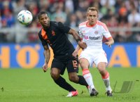 Fussball 1. Bundesliga, Saison 2011/2012:  Jeremain Lens (li, Niederlande) gegen Rafinha (FC Bayern Muenchen)