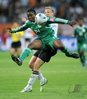 FIFA Frauen-Weltmeisterschaft 2011: Faith IKIDI (li, Nigeria) gegen Alexandra POPP (re, Deutschland)