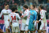Fussball 1. Bundesliga, Saison 2012/2013: Jubel nach dem Sieg mit Philipp Wollscheid, Hajime Hosogai, Manuel Friedrich, Torwart Bernd Leno , Oemer Toprak (v.li., Bayer 04 Leverkusen)