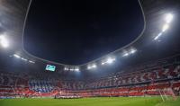 FUSSBALL  International CHL 09/10: Choreographie der FC Bayern Fans mit Vereinswappen