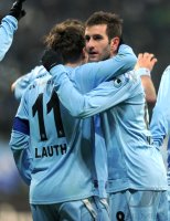 Fussball 2. Bundesliga:  Benjamin Lauth (li,) mit Maximilian Nicu  (1860 Muenchen)