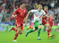 Fussball 1. Bundesliga, Saison 2011/2012:  Mario Gomez (li, FC Bayern Muenchen) gegen Andreas Wolf (SV Werder Bremen)