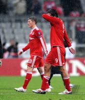 FUSSBALL  International CHL 09/10  Luca Toni mit Bastian Schweinsteiger (FCB)