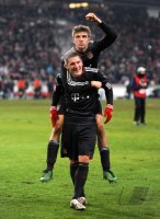Fussball DFB Pokal 10/11 : Bayern Jubel mit Thomas Mueller auf Bastian Schweinsteiger