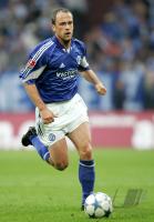 Fussball 1. Bundesliga: Schalke, ERNST Einzelaktion am Ball