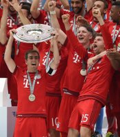 Fussball, 1. Bundesliga  Saison 13/14: Jubel FC Bayern Muenchen mit Schale
