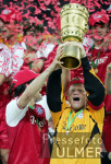 Fussball Pokal Finale: Schalke - Bayern, KAHN und BALLACK jubeln mit Pokal