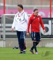 Fussball 1. Bundesliga: Trainer Louis van Gaal, Franck Ribery (v.li., FCB)