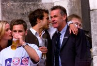 Fussball: Michael Wiesinger, Mehmet Scholl und Trainer Ottmar Hitzfeld