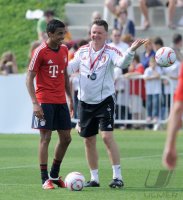 Fussball 1. Bundesliga 2010/2011 Trainingslager FC Bayern Muenchen : Trainer van Gaal  mit Luiz Gustavo