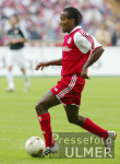 FUSSBALL  1. Liga  FC Bayern Ze Roberto  (FCB) am Ball
