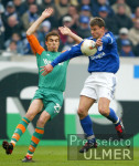 Fussball 1. Bundesliga: Schalke - Bremen, Zweikampf