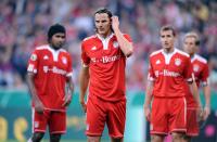 Fussball DFB Pokal : Enttaeuschung Daniel van Buyten (FCB)