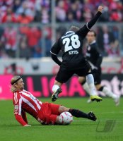 Fussball 1. Bundesliga : Anatoliy Tymoshchuk (li, FC Bayern Muenchen) gegen Sonny Kittel (re, Eintracht Frankfurt)