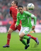 Fussball 1. Bundesliga, Saison 2011/2012: Franck Ribery (li, FC Bayern Muenchen) gegen Christian Traesch (VfL Wolfsburg)