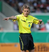 FUSSBALL  DFB Pokal 1. Hauptrunde 2011: Schiedsrichter Jochen Drees