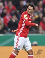 Fussball DFB Pokal 2. Runde 16/17: FC Bayern Muenchen - FC Augsburg