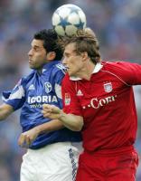 Fussball 1. Bundesliga: Schalke - Bayern, Zweikampf