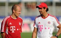 Fussball 1. Bundesliga Saison   2011/2012 : Arjen Robben , Fitnesstrainer Marcelo Martins (v. li., FC Bayern Muenchen)