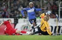 Fussball 1. Bundesliga: Bielefeld - Bayern, Zweikampf