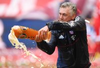 Fussball, 1. Bundesliga  Saison 16/17: Jubel FC Bayern Muenchen mit Schale