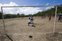 FUSSBALL: FEATURE KINDER SPIELEN FUSSBALL IN DER SUEDSEE