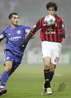 Fussball UCL: Mailand - Schalke, Zweikampf
