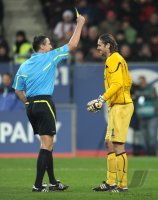 Fussball 1. Bundesliga, Saison 2011/2012:  Schiedsrichter Knut Kircher zeigt die Gelbe Karte Torwart Simon Jentzsch (FC Augsburg)