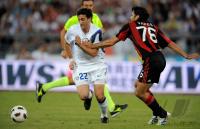 FUSSBALL SERIE A: Diego Milito (li, Inter Mailand) gegen Marion Yepes (re, AC Mailand)