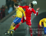 Fussball 2. Bundesliga: Oberhausen - Karlsruhe, Zweikampf