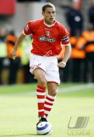 Fussball International: Charlton, YOUNG Einzelaktion am Ball
