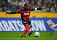 Fussball 1. Bundesliga, Saison 2011/2012: Cedric Makiadi (SC Freiburg) Einzelaktion am Ball