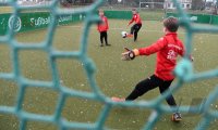 Schmuckbild: Nachwuchsfussballer spielen im Schneetreiben