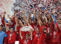 Fussball, 1. Bundesliga  Saison 13/14: Jubel FC Bayern Muenchen mit Schale