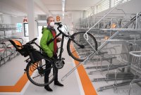 Oberbuergermeister Palmer nimmt die Radgarage am Tuebinger Hauptbahnhof in Betrieb