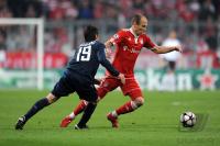 FUSSBALL  International CHL 09/10: Arjen Robben (re., FCB) gegen Cesar Delgado (li., Lyon)