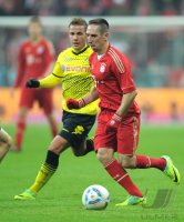 Fussball 1. Bundesliga, Saison 2011/2012: Mario Goetze (li, Borussia Dortmund) gegen Franck Ribery (FC Bayern Muenchen)