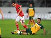 FUSSBALL NATIONALMANNSCHAFT: Alexander FREI (li, Schweiz) gegen Carl VALERI (re, Australien)