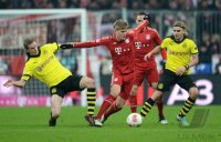Fussball 1. Bundesliga, Saison 2012/2013:  Sven Bender (li, Borussia Dortmund) gegen Toni Kroos (Mitte, FC Bayern Muenchen) gegen Marcel Schmelzer (Borussia Dortmund)
