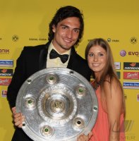 Fussball Deutscher Meister 2010/2011:  Borussia Dortmund; Mats Hummels  mit  Meisterschale