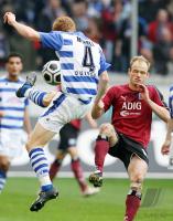 Fussball 1. Bundesliga: Duisburg - Hamburg, Zweikampf