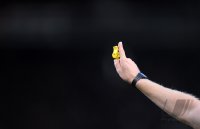 Fussball 1. Bundesliga : Schiri mit einer Pfeife