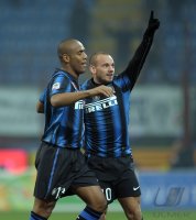 FUSSBALL SERIE A:  Wesley Sneijder auf Maicon Douglas Sienando (v. re., Inter)