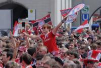 Fussball 1. Bundesliga : FC Bayern Muenchen  Fans feiern die Deutscher Meisterschaft  09/10