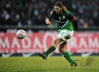 Fussball: 1. Bundesliga Saison 2010/2011, Bremen, FRINGS Einzelaktion