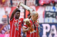 Fussball, 1. Bundesliga  Saison 16/17: Jubel FC Bayern Muenchen mit Schale