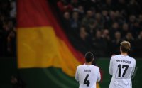 FUSSBALL INTERNATIONAL: Deutschland, AOGO und MERTESACKER