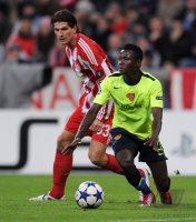 Fussball Champions League: Mario Gomez (FC Bayern Muenchen) gegen Samuel Inkoom (re, FC Basel)