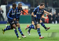 Fussball Champions League  Saison 2010/2011: (v. li.) JUBEL Inter  Samuel Eto'o , Eto, Dejan Stankovic